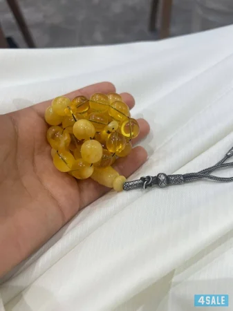 ٣٥ خرزه ٥١ غرام يقولون انه حجر واحد لكن الخراط مومعروف في ملاحظه بخرزه