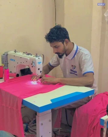 أنا خياط، ولدي خبرة جيدة في هذا المجال. أجيد قصّ الملابس وخياطتها وتشط