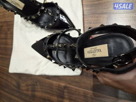 حذاء فالنتينو كعب ستاندرد مقاس ٣٦ ..size 36 valentino signature